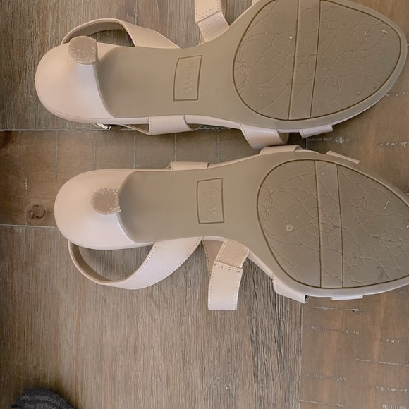 Abelka size 9 with 1 1/2 inch heel - Picture 3 of 3